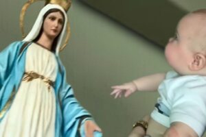 Bimbo guarda la Madonna