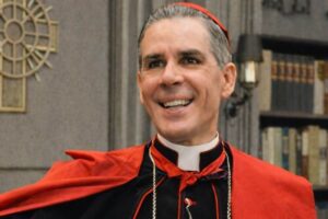 vescovo fulton sheen in primo piano