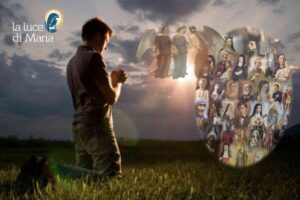 persona che prega gli angeli