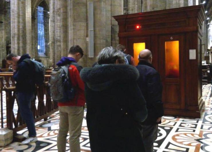 fila al confessionale