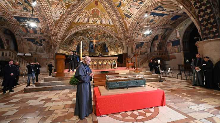 Frate accanto alle spoglie di San Francesco