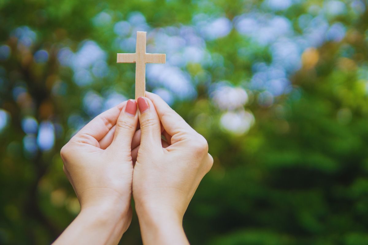 mani preghiera croce