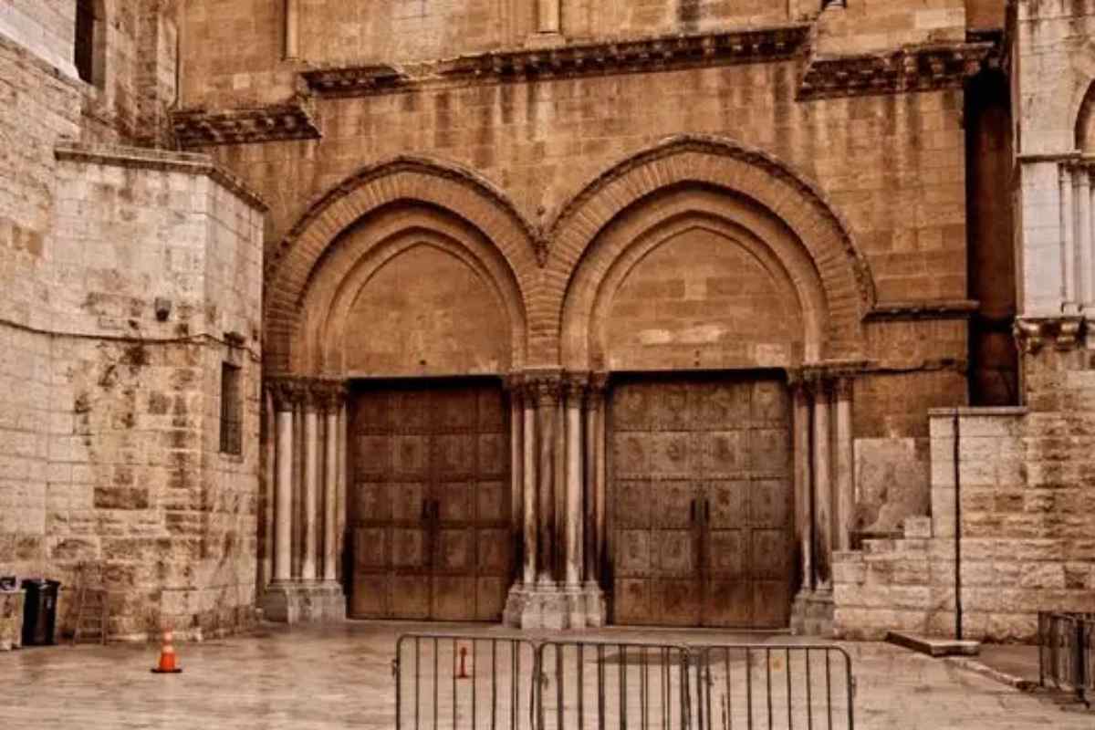 Il Santo Sepolcro chiude le porte: un evento che scuote la storia della Cristianità Il Santo Sepolcro chiude le porte: un evento che scuote la storia della Cristianità