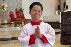 Miguel con il vestito da chietrichetto