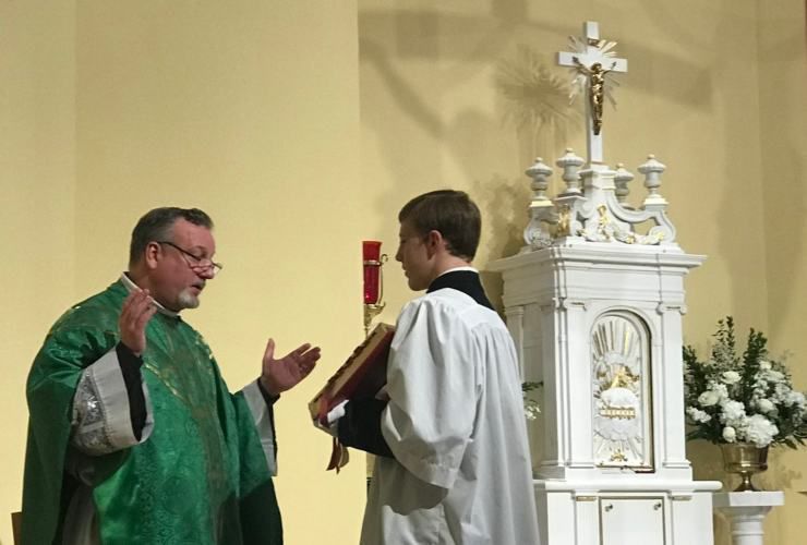 padre reehil che celebra messa