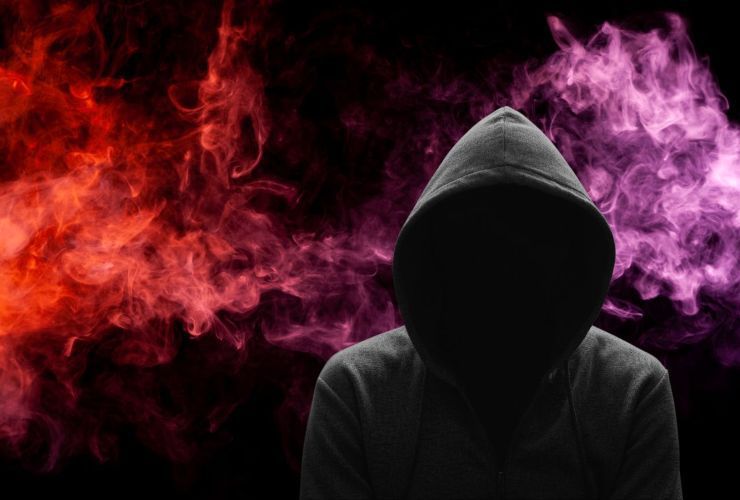 ragazzo incappucciato con sfondo da brividi