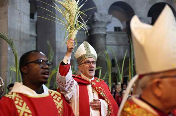 il card.pizzaballa con le palme in mano