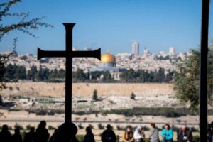 croce in evidenza con sfondo la spianata di gerusalemme