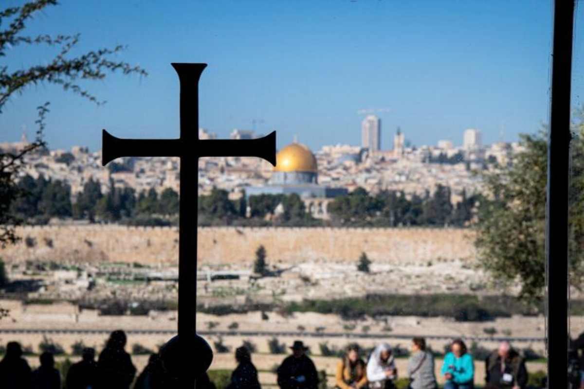 croce in evidenza con sfondo la spianata di gerusalemme