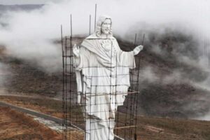 statua del cristo redentore in costruzione in libano
