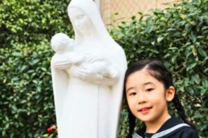 bambina giapponese statua madonna