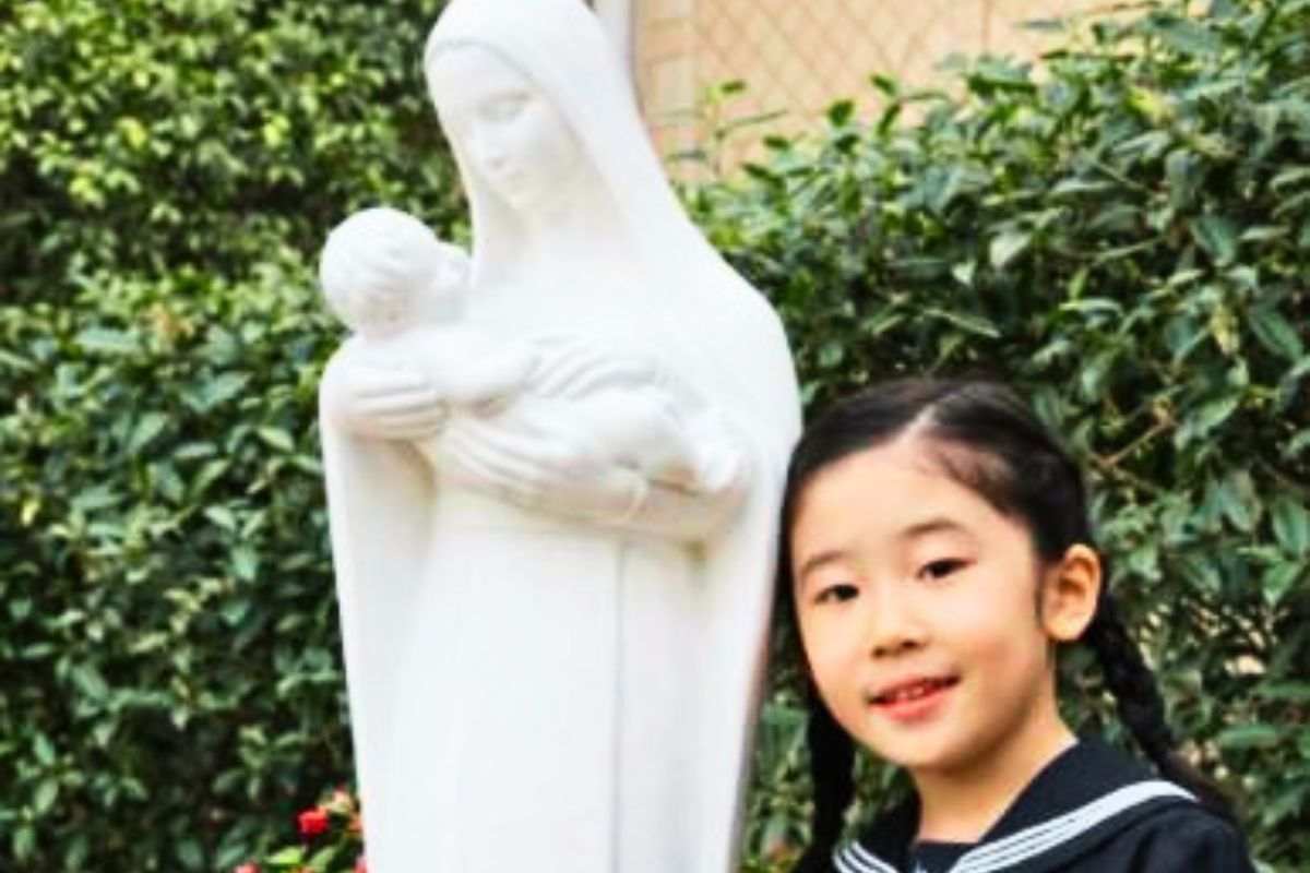 bambina giapponese statua madonna