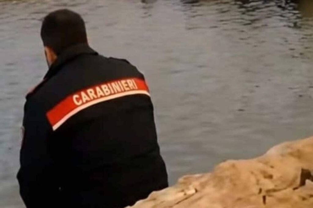 carabiniere seduto scogli mare