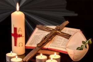 cero pasquale posto accanto alla bibbia aperta