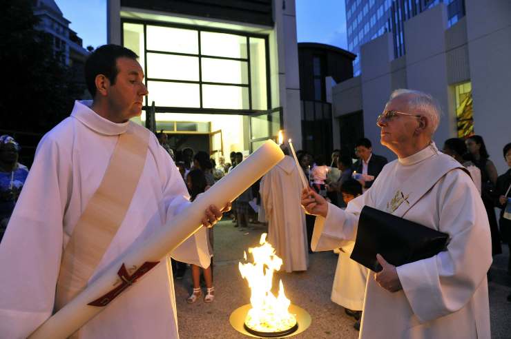 diaconi accendono il cero pasquale