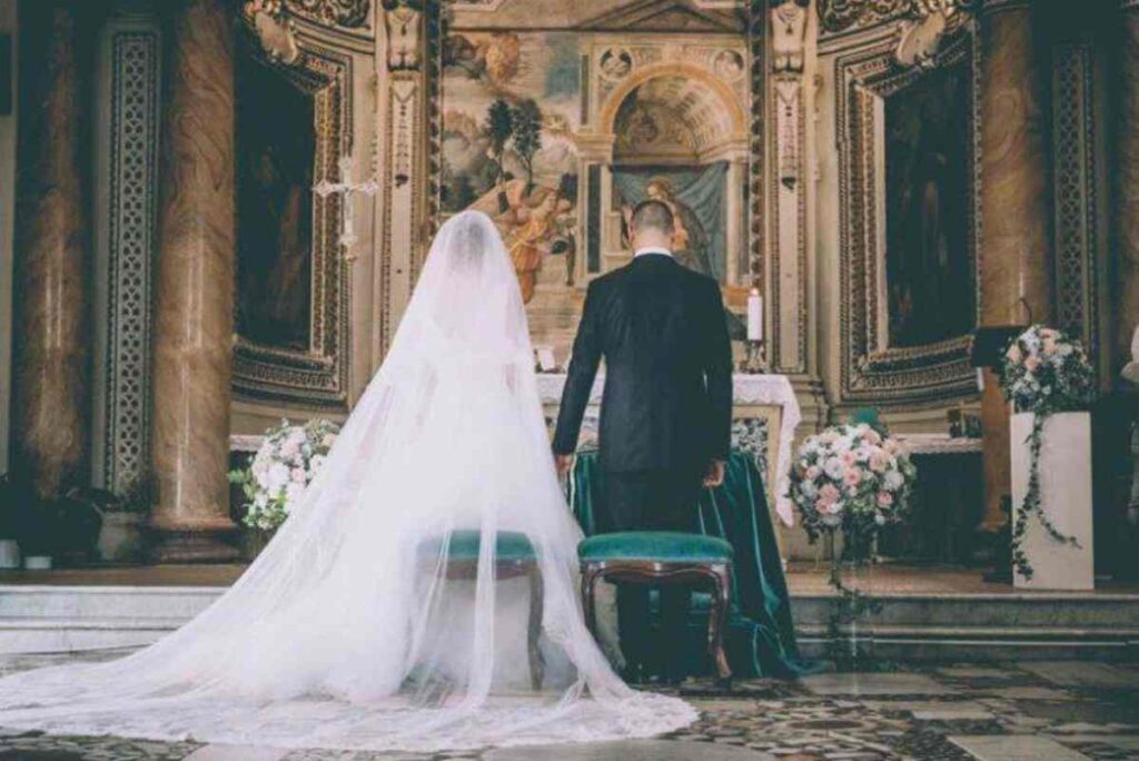 coppia di sposi in chiesa davanti all'altare