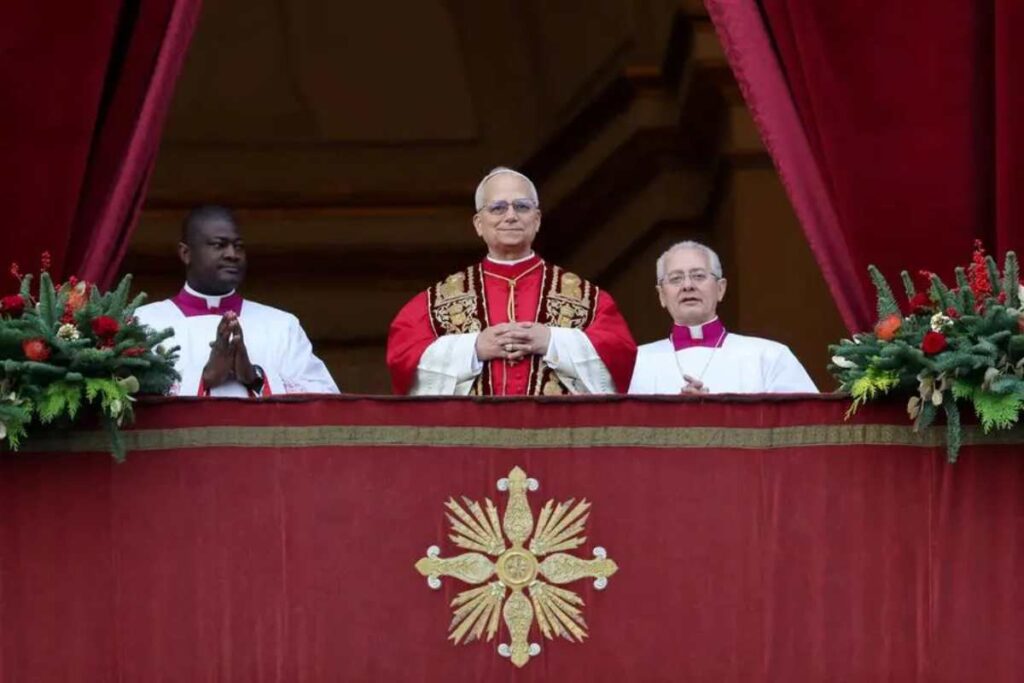 papa leone affacciato alla loggia di san pietro