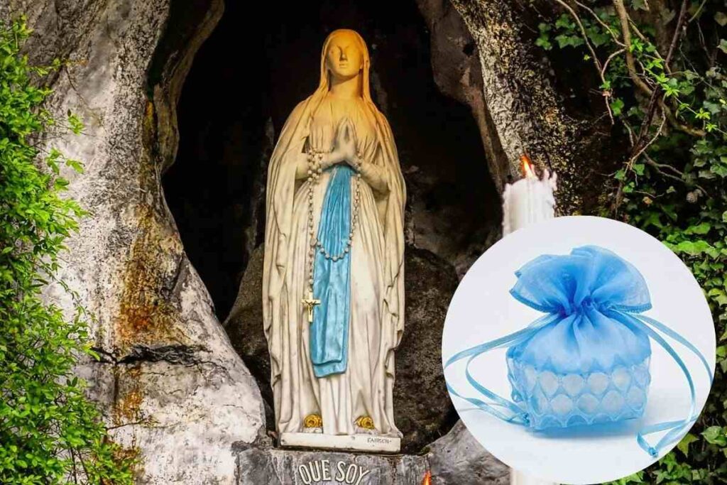 madonna di lourdes e sacchetto azzurro confetti