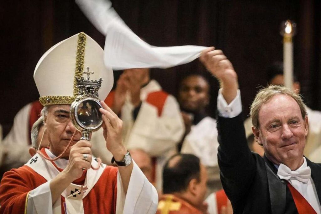 cardinale battaglia con teca sangue sciolto san gennaro
