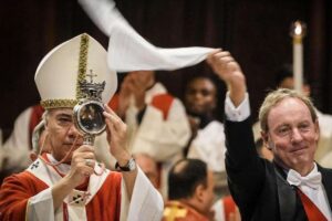 cardinale battaglia con teca sangue sciolto san gennaro