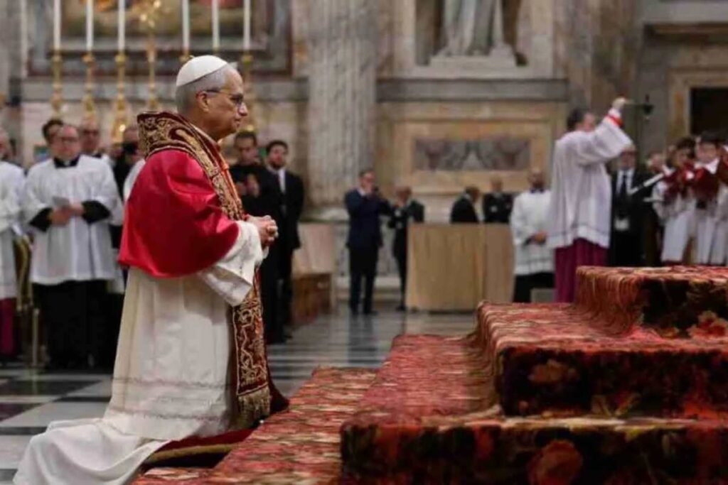 papa leone in ginocchio in preghiera