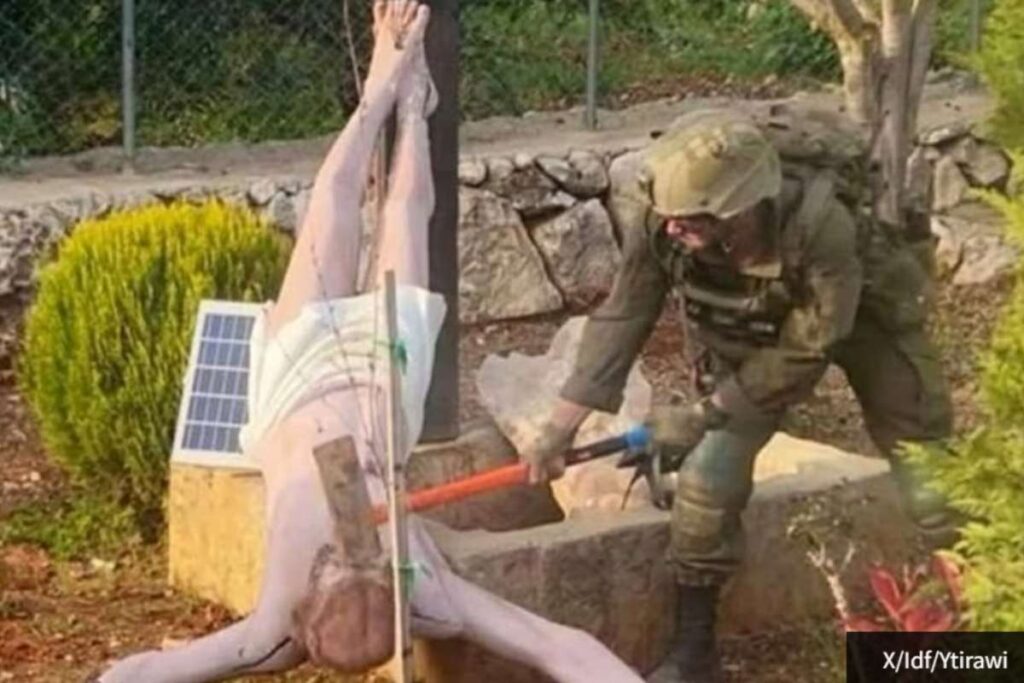 soldato idf che distrugge statua gesù libano