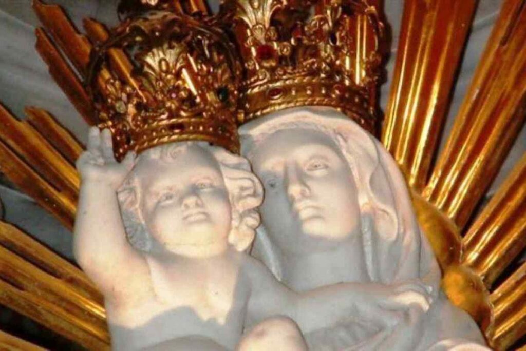 statua madonna della colomba