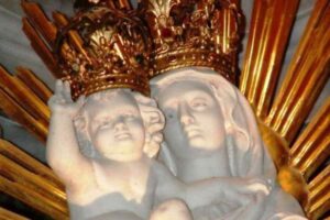 statua madonna della colomba