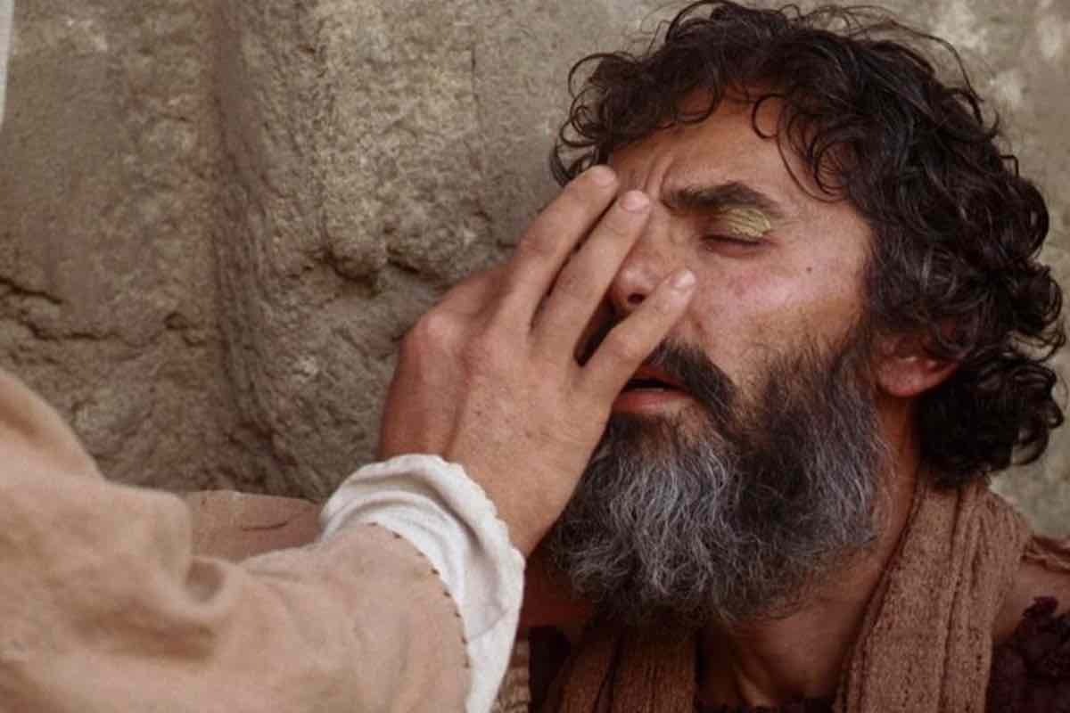 Gesù guarisce un cieco stendendo la mano sul suo viso