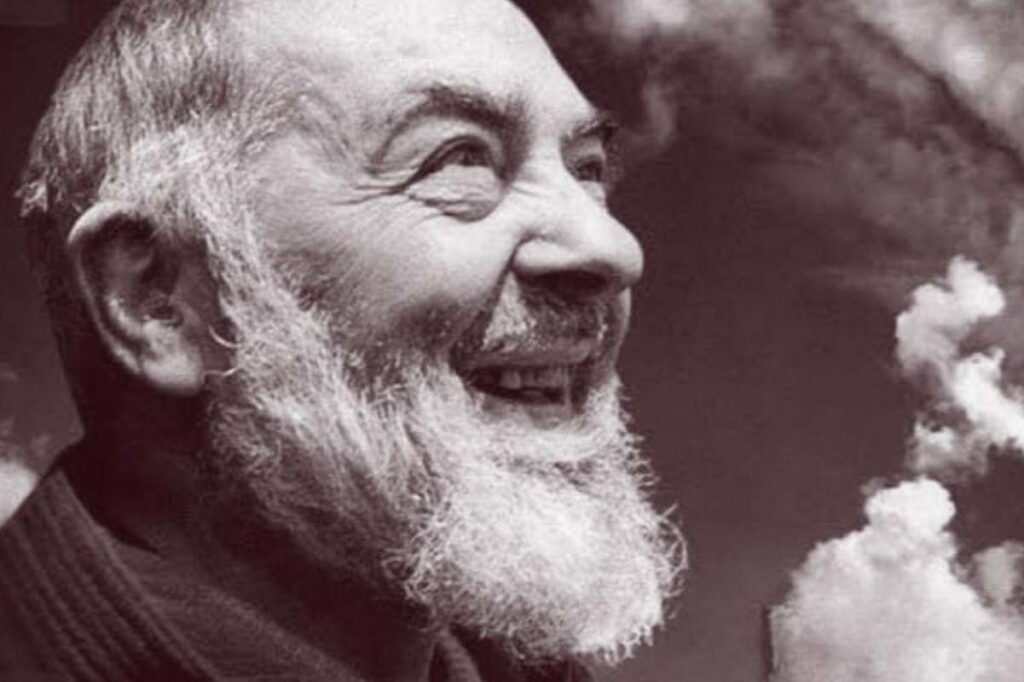 padre pio sorridente