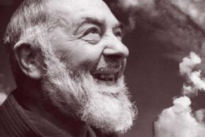 padre pio sorridente