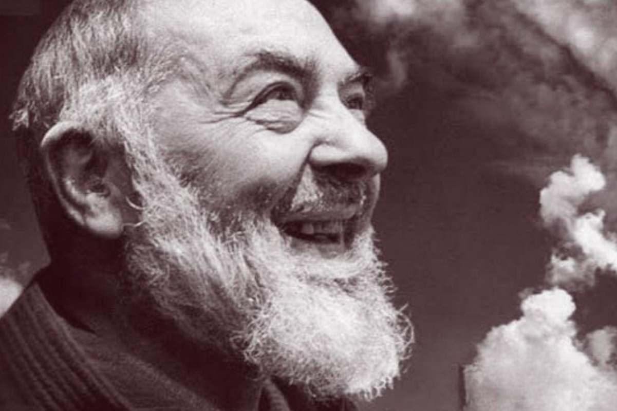 padre pio sorridente
