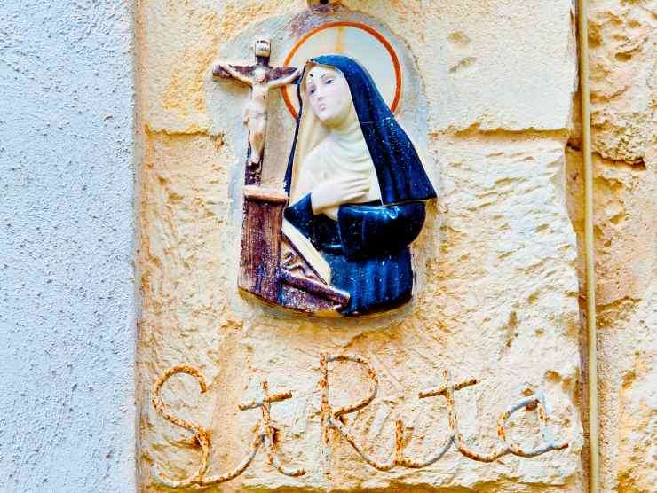 maiolica con su dipinta santa rita