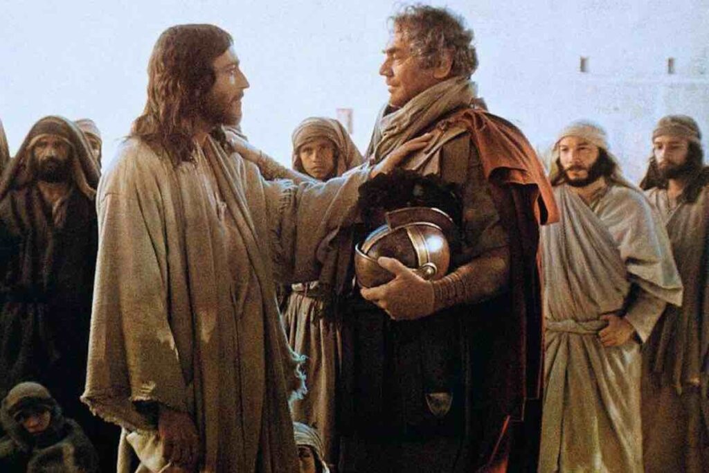 Gesù mette una mano sulla spalla del centurione e gli dice che il suo servo è guarito