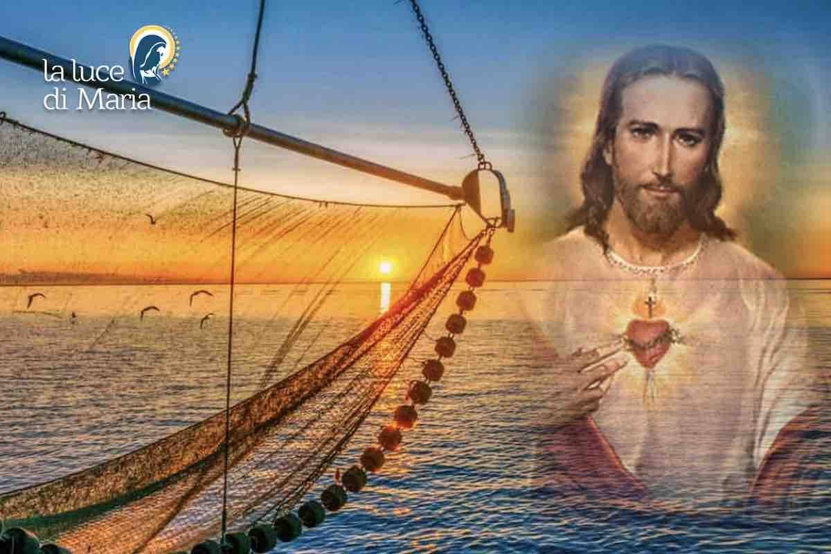 Su uno sfondo di mare, immagine di una rete e di Gesù