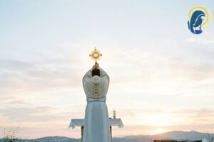 sacerdote che innalza al cielo il santissimo