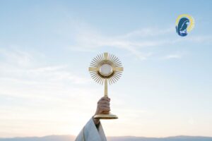 santissimo sacramento sorretto dalla mano di un sacerdote