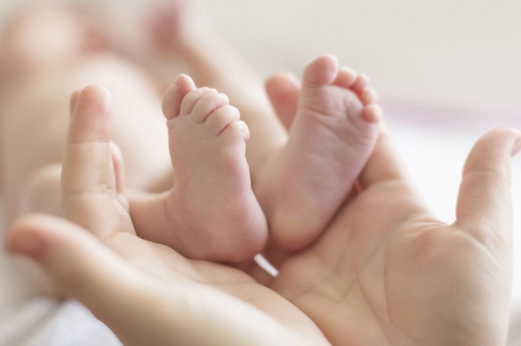 piedini neonato e mani della mamma