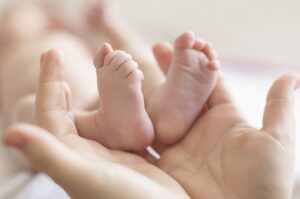 piedini neonato e mani della mamma