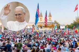 papa leone con sfondo giovani a medjugorje