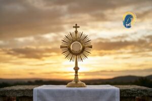 santissimo sacramento sull'altare con sfondo tramonto