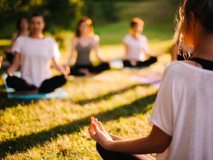 persone che fanno yoga