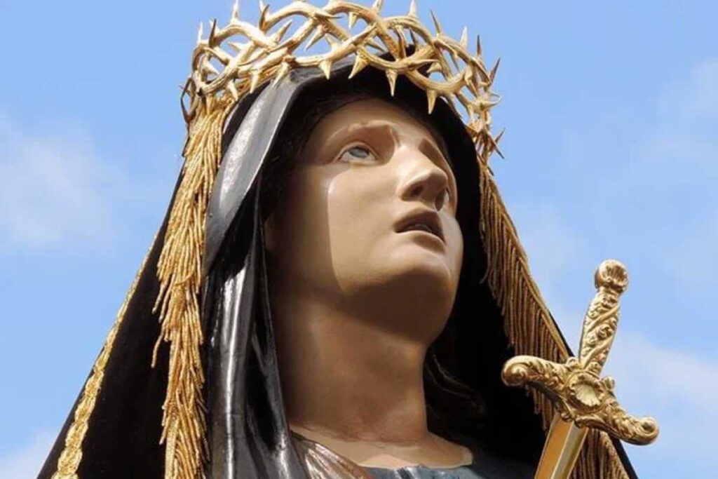 vergine addolorata con gli occhi rivolti al cielo