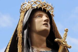 vergine addolorata con gli occhi rivolti al cielo
