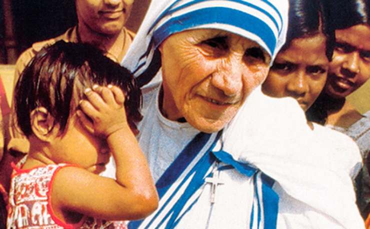 madre teresa con un bimbo in braccio