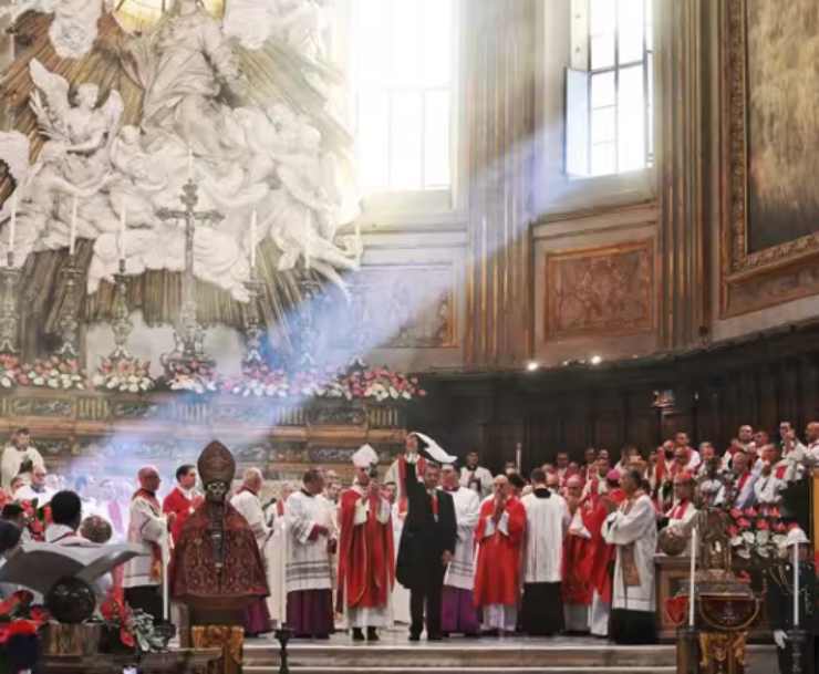 folla in duomo a napoli per il miracolo di san gennaro