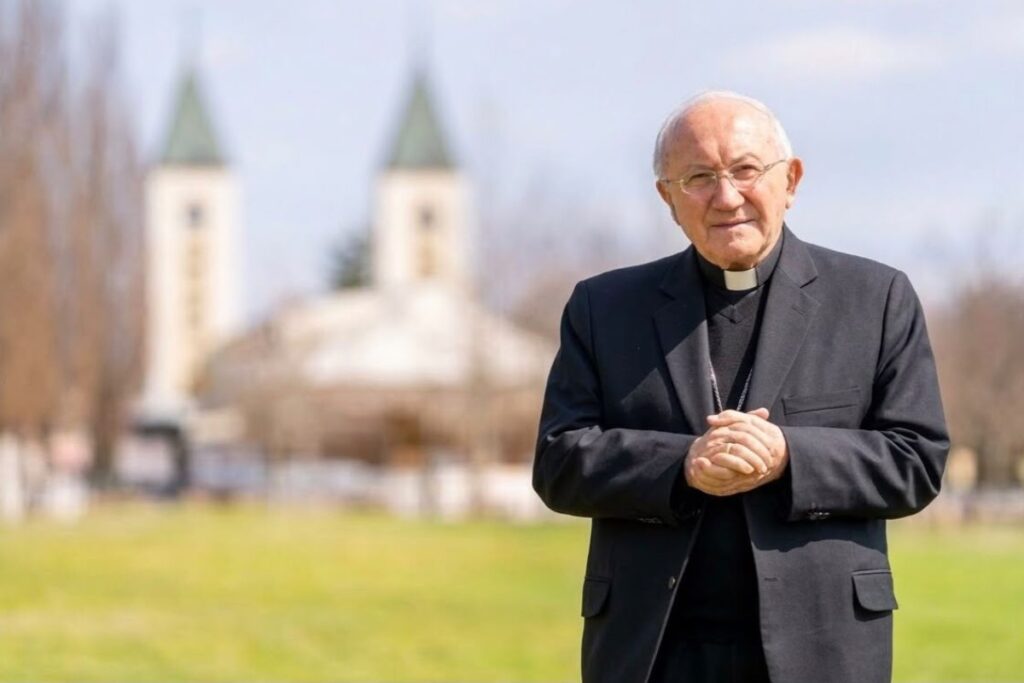 monsignor cavalli con sfondo medjugorje