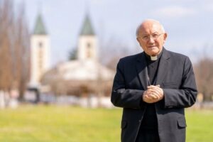 monsignor cavalli con sfondo medjugorje