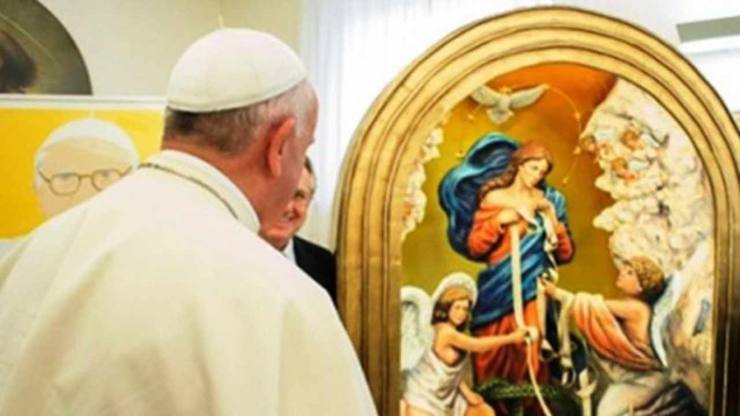 papa francesco davanti al quadro di maria che scioglie i nodi