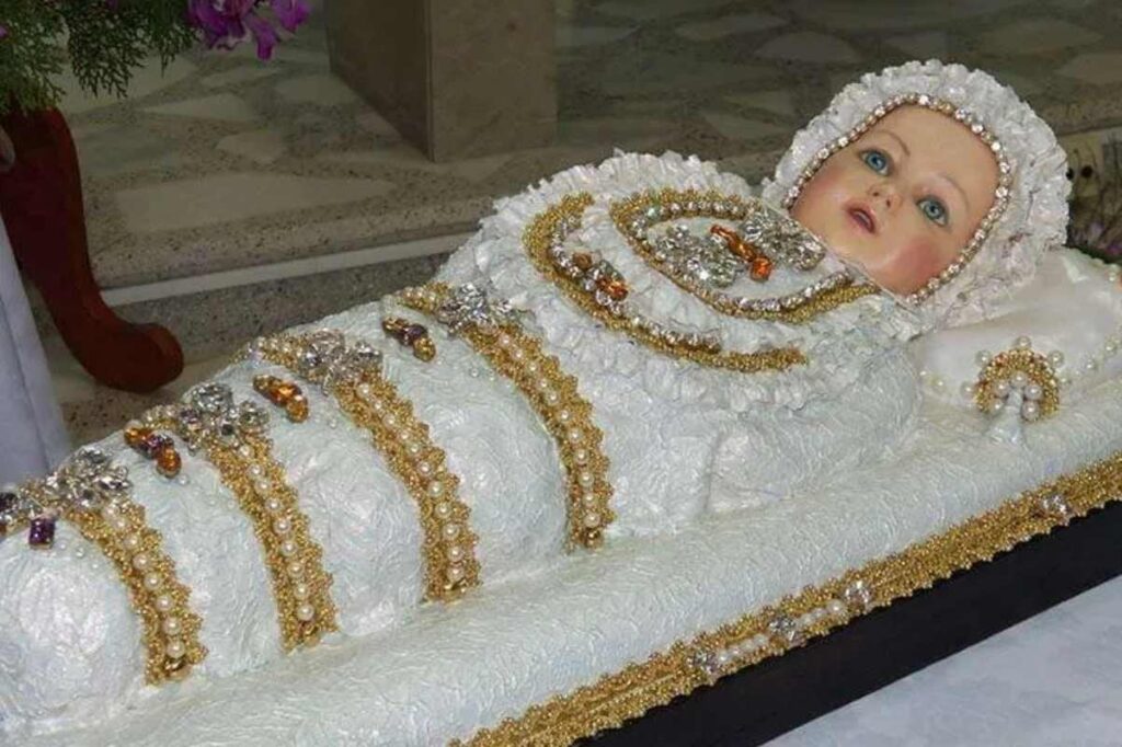 statua di maria bambina